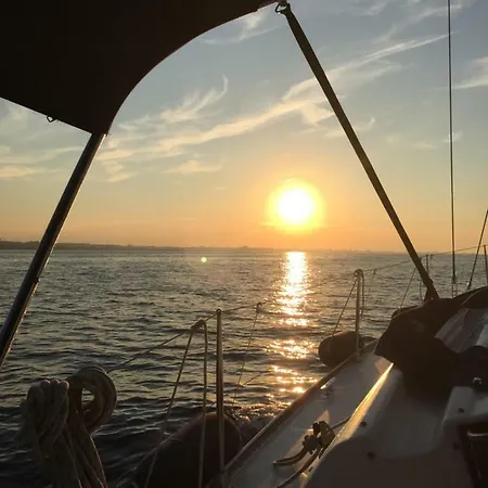 بوتيل Charming Sailing Boat *