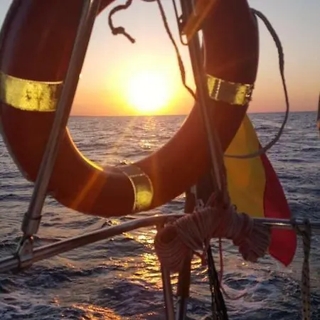 بوتيل Charming Sailing Boat باري