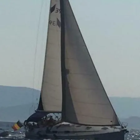 Charming Sailing Boat * باري