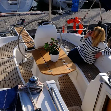 Charming Sailing Boat بوتيل